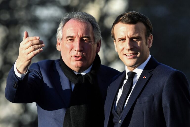 Emmanuel Macron nomeia François Bayrou como novo primeiro-ministro da França