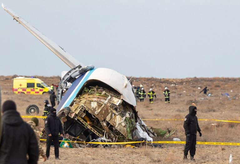 Caixas-pretas de avião da Embraer que caiu no Cazaquistão são examinadas no Brasil