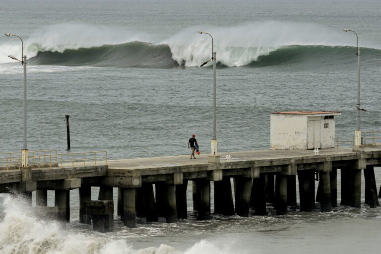 Ondas intensas, que atingiram costas do Peru e Equador, fecham maioria dos portos peruanos