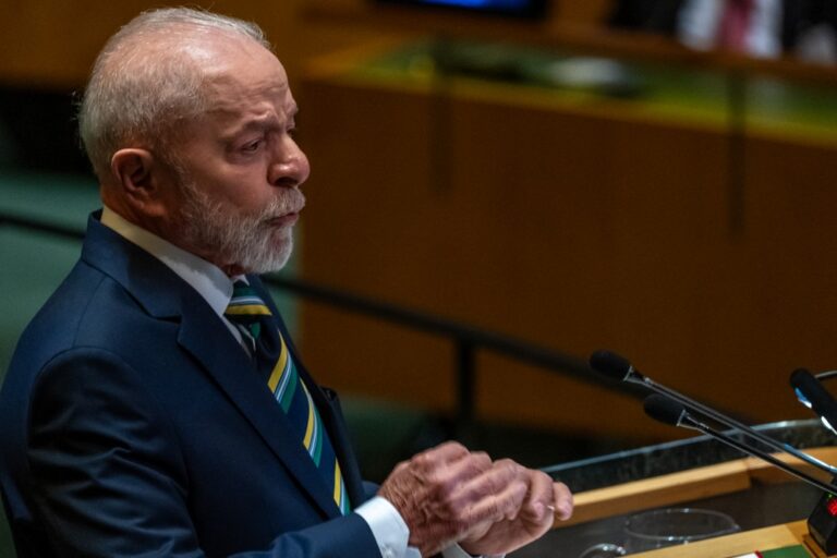 Médico diz que Lula ‘está bem, anda para lá e para cá’, mas não pode se estressar nem trabalhar do hospital