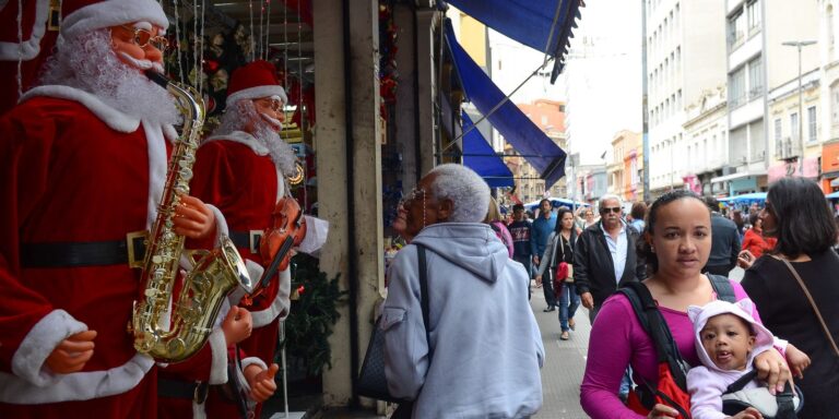 Mais paulistanos pretendem dar presentes neste Natal, diz FecomercioSP