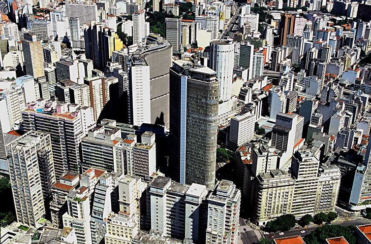 Cerca de 73% da população brasileira mora em residências próprias, aponta IBGE