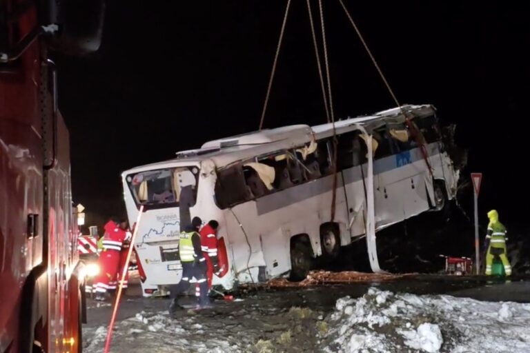 Acidente de ônibus na Noruega deixa três turistas mortos em nevasca