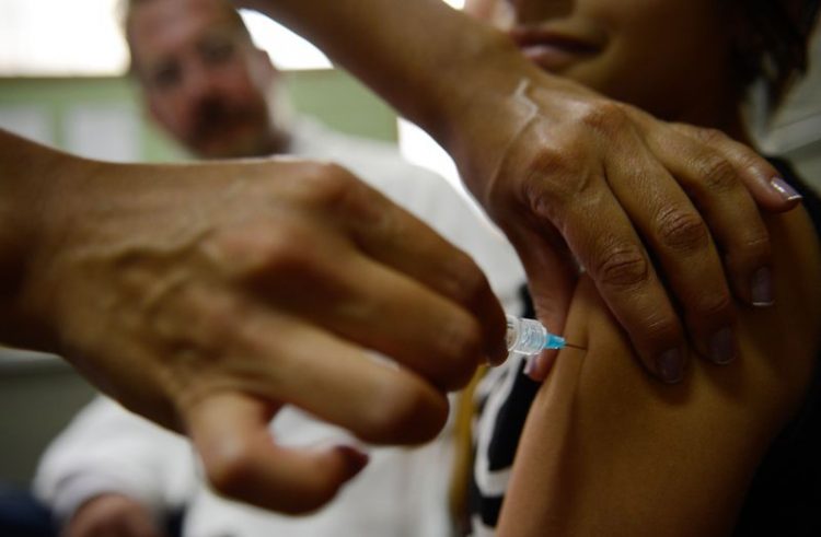 Brasil está próximo de bater meta de vacinação contra HPV