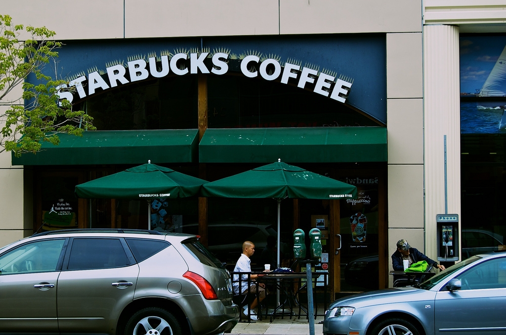 Funcionários do Starbucks entram em greve nos Estados Unidos