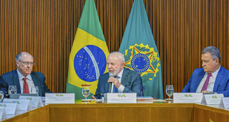 Lula sanciona lei que cria reforços para arcabouço fiscal, mas veta regras sobre emendas