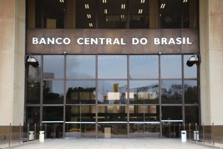 Mercado financeiro prevê taxa de juros a 14% no final de 2025