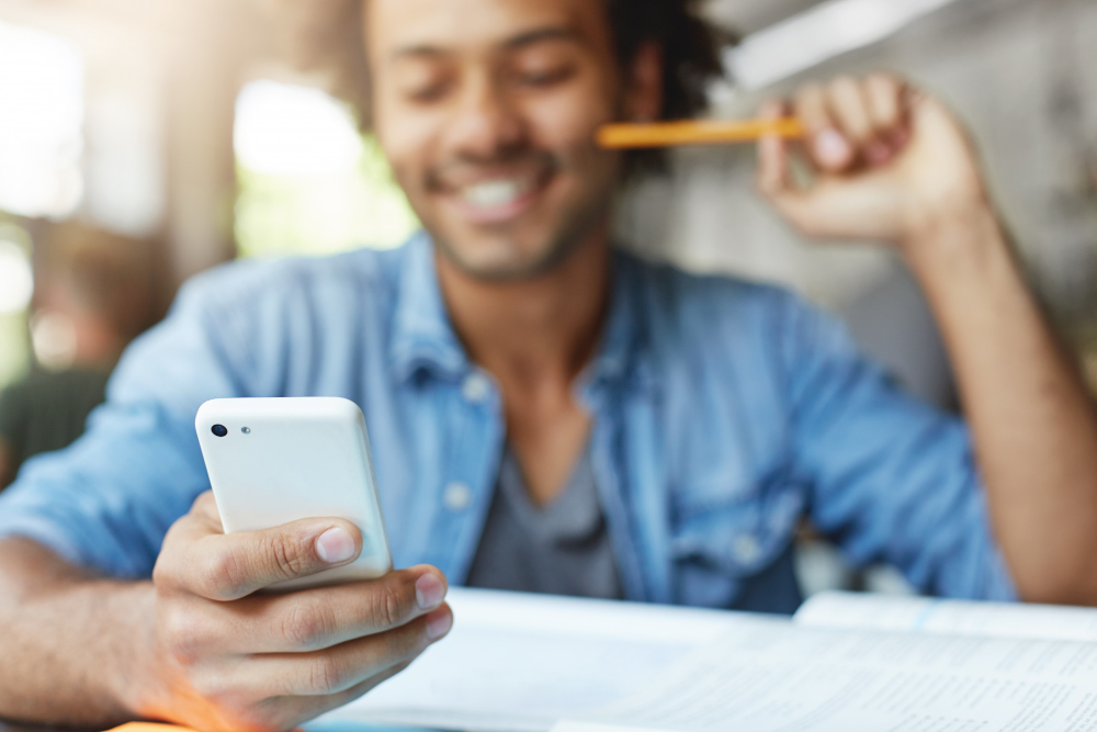 CJJ da Câmara vota nesta terça proposta que proíbe celulares em salas de aula