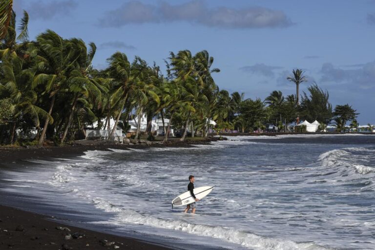 Finais do surfe são adiadas devido às condições desfavoráveis do mar em Teahupoo