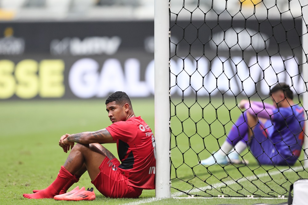 Athletico-PR é rebaixado à Série B após derrota para o Atlético-MG