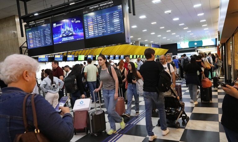 Aeroportos de Congonhas e Guarulhos têm operação normalizada neste sábado depois de temporais