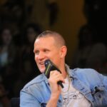 CCXP24: Matt Smith encanta o público e esbanja carisma no Brasil