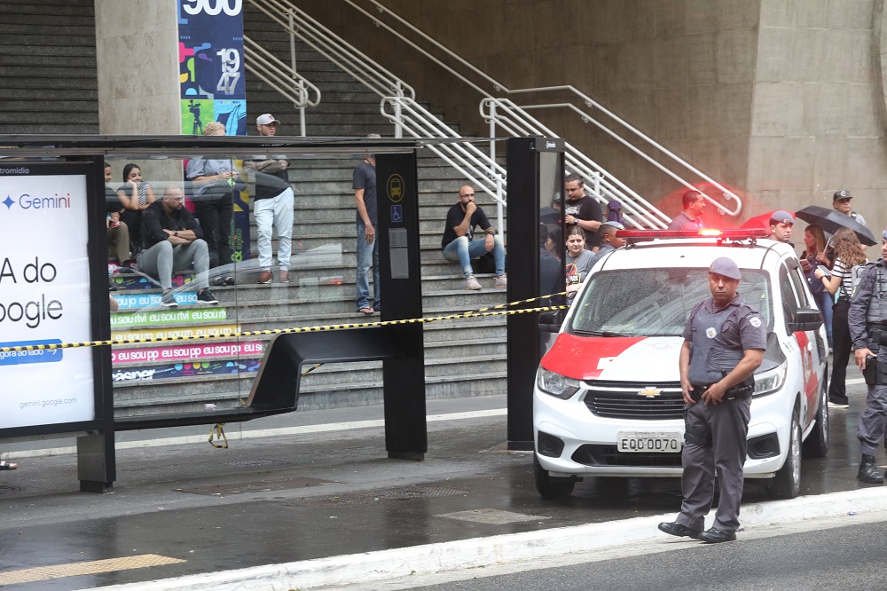 Mulher é feita refém em ponto de ônibus na Avenida Paulista