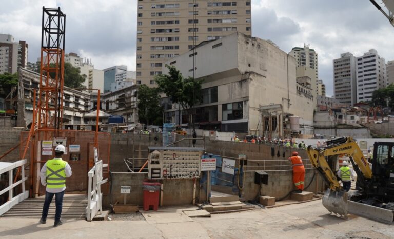 Muro desaba e abre cratera em obra da linha 6-Laranja do metrô de SP