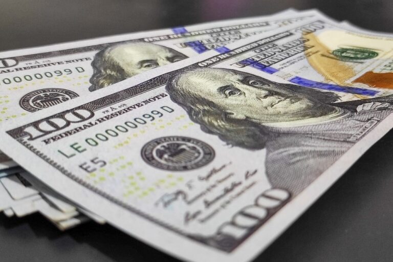 Dólar fecha o dia a R$ 6,17, mas termina 2024 com alta de 27% em relação ao real