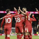 Liverpool vence Tottenham em jogo de nove gols, e United escorrega em casa diante do Bournemouth