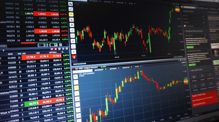 Ibovespa vira e sobe 1,06%, perto de 129,6 mil pontos