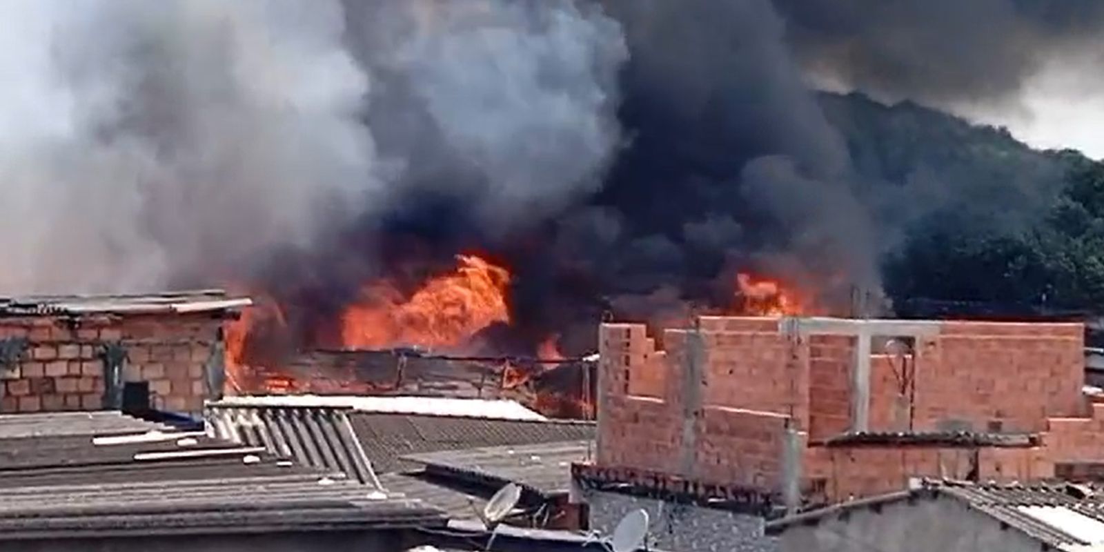 Incêndio de grandes proporções atinge Vila dos Pescadores, em Cubatão