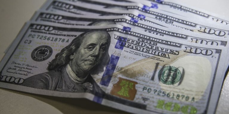 BC leiloará US$ 4 bi de reservas internacionais para segurar dólar