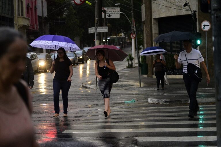 Previsão do tempo alerta chances de chuva no Centro-Oeste e Sudeste nesta terça