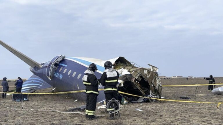 Azerbaijan Airlines aponta que queda de aeronave no Cazaquistão teve ‘interferência externa’