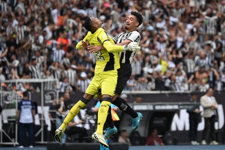 Botafogo vence o São Paulo, sai da fila do Brasileirão e coroa melhor ano de sua história