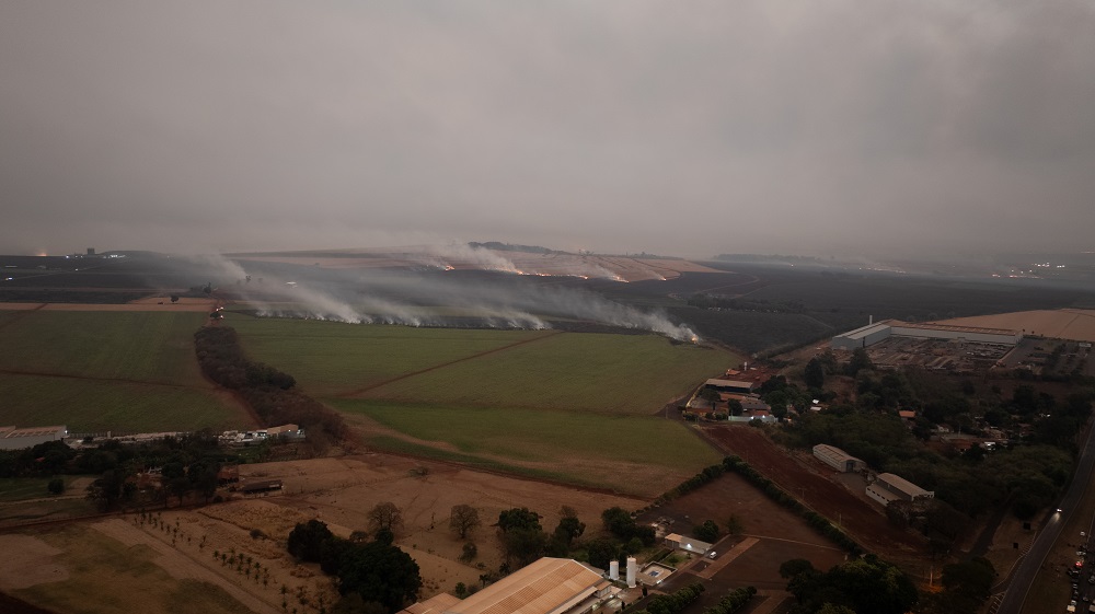 Incêndios florestais interditam rodovias no interior de São Paulo e governo instala gabinete de crise