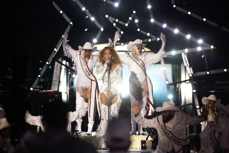 Beyoncé faz sinal proibido pela NFL durante show do intervalo, e torcedores pedem punição