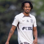 Corinthians renova contrato com André Carrillo até a metade de 2026