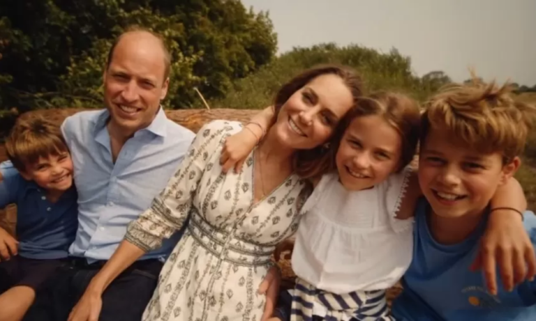 Príncipe William e Kate Middleton compartilham cartão de natal de 2024