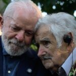 Lula homenageia Mujica com maior honraria do Brasil em encontro no Uruguai