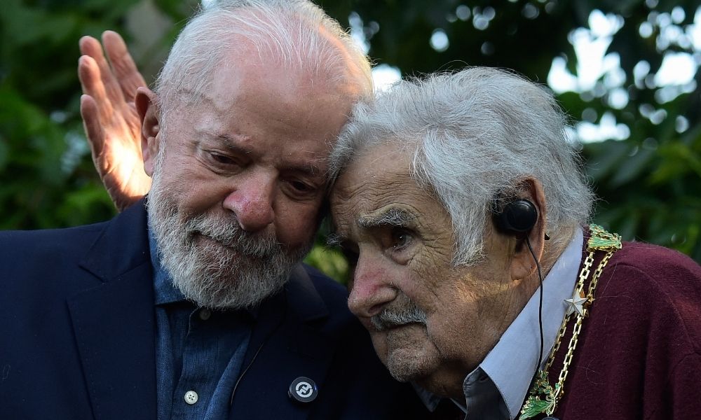 Lula homenageia Mujica com maior honraria do Brasil em encontro no Uruguai