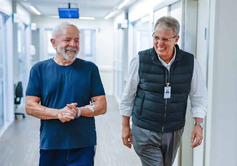 Lula deixa UTI, publica vídeo caminhando em hospital e afirma que está ‘firme e forte’