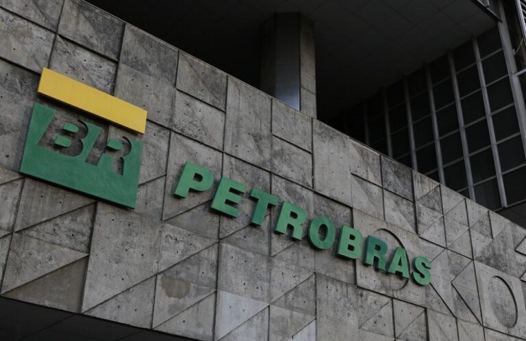 Primeira plataforma flutuante da Petrobras pode começar operação antes de 2030