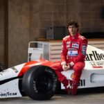 Netflix mostra como Gabriel Leone ficou parecido com Senna em série sobre o piloto