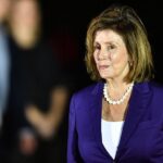 Nancy Pelosi passa por cirurgia no quadril após cair durante evento