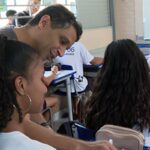 Câmara aprova projeto que restringe uso de celular em escolas