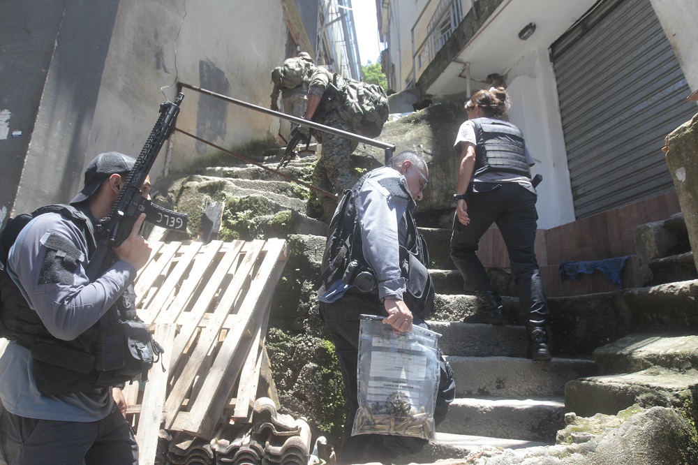 Policiais sem câmera em operação na Rocinha serão punidos, diz Castro