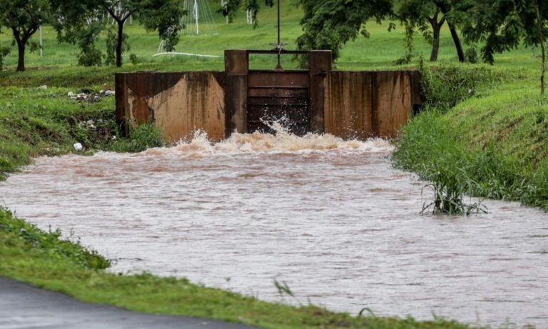 Chuvas fortes no Paraná causam estragos e aumentam vazão das Cataratas do Iguaçu