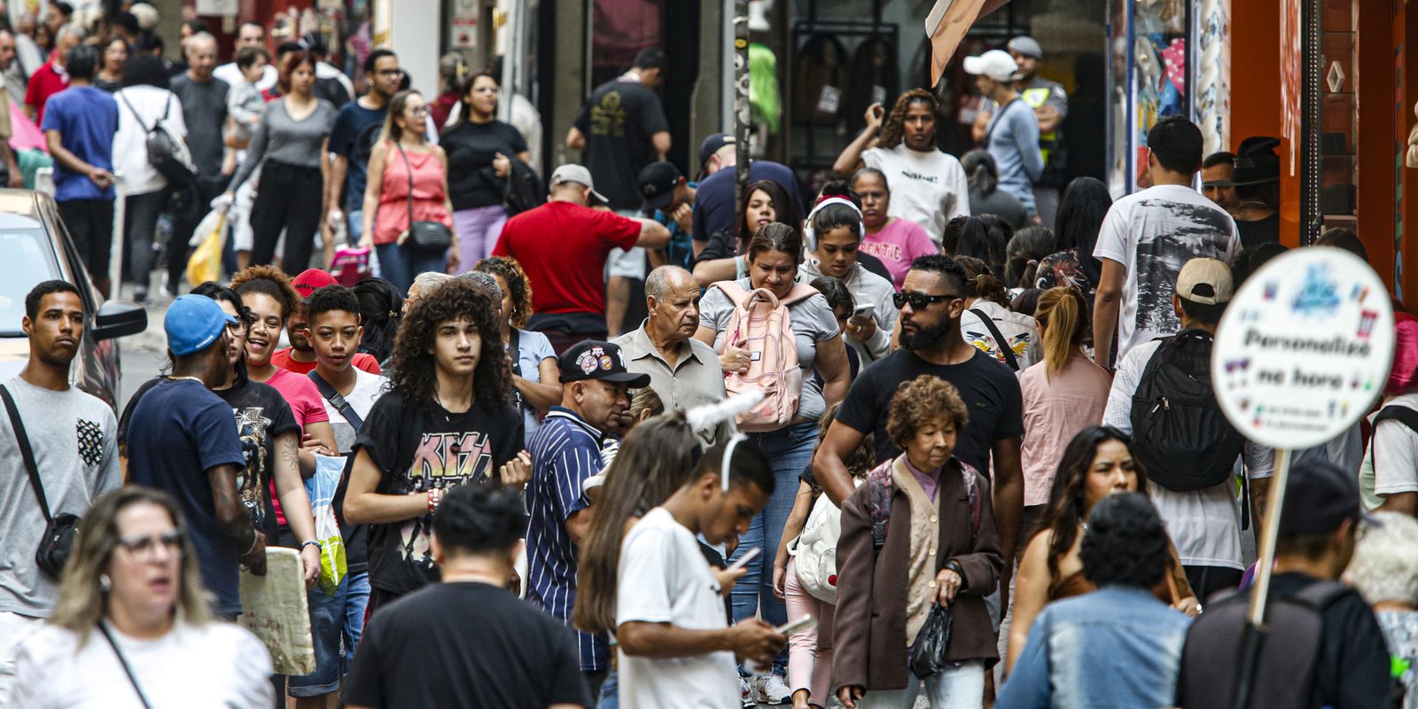 Renda de pessoas negras equivale a 58% da de brancas, mostra estudo