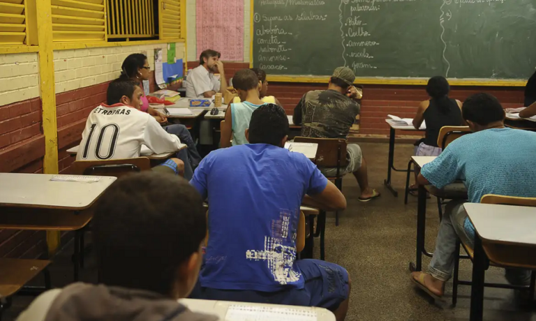 Mais de 370 mil alunos das capitais do Brasil estudam em escolas em áreas vulneráveis a desastres climáticos