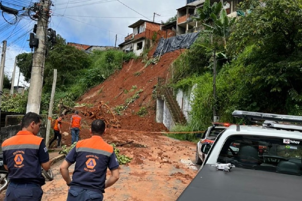 Chuvas provocam deslizamentos e deixam 40 pessoas desalojadas em Santa Isabel, na Grande SP