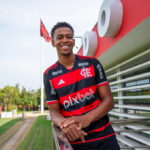 Carlinhos, do Flamengo, é suspenso por danificar cabine do VAR em partida contra Grêmio