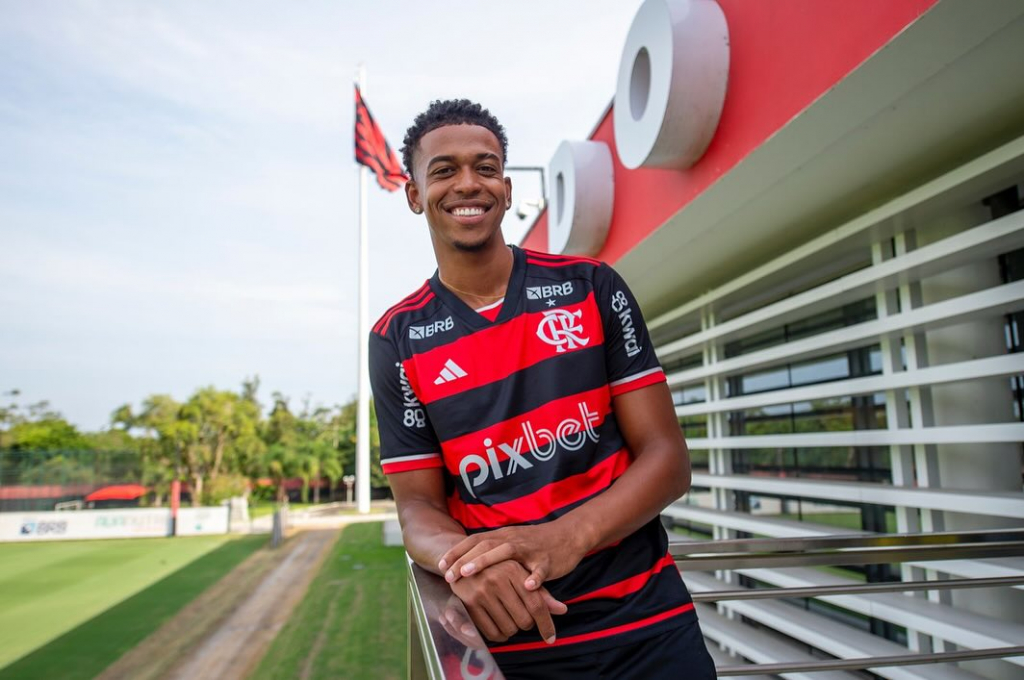 Carlinhos, do Flamengo, é suspenso por danificar cabine do VAR em partida contra Grêmio