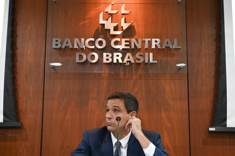 Banco Central faz leilão de US$ 1,8 bilhão no último pregão do ano