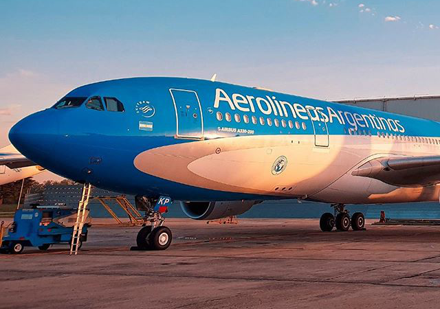 Voo da Aerolíneas Argentinas com destino a Madri retorna a Buenos Aires após problemas de pressurização