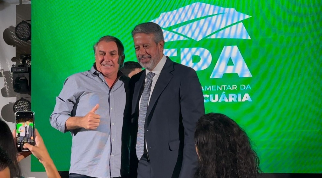 Lira tira foto com sósia de Bolsonaro em festa da FPA