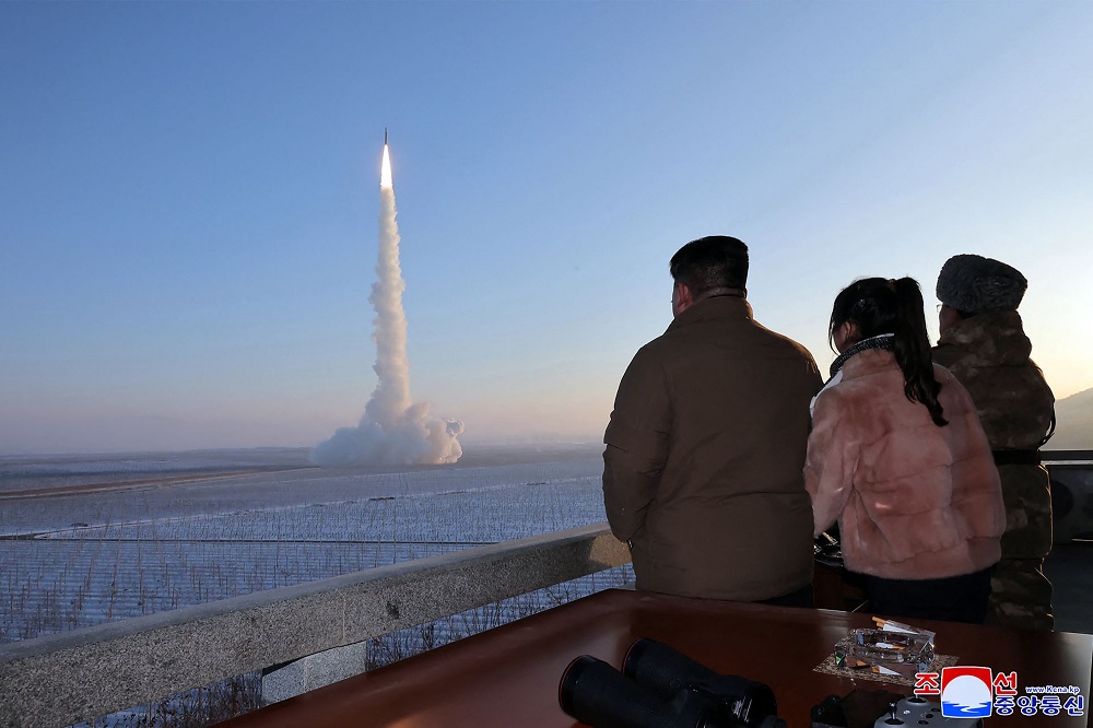 Coreia do Norte lança míssil balístico durante visita de Blinken ao Sul