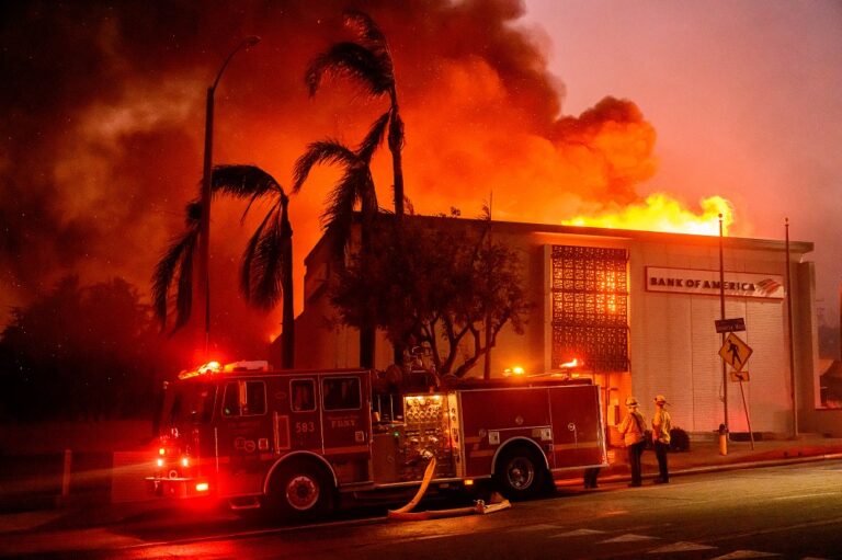 Fogo chega perto do letreiro de Hollywood, provoca evacuação de pontos turísticos e deixa Los Angeles em pânico