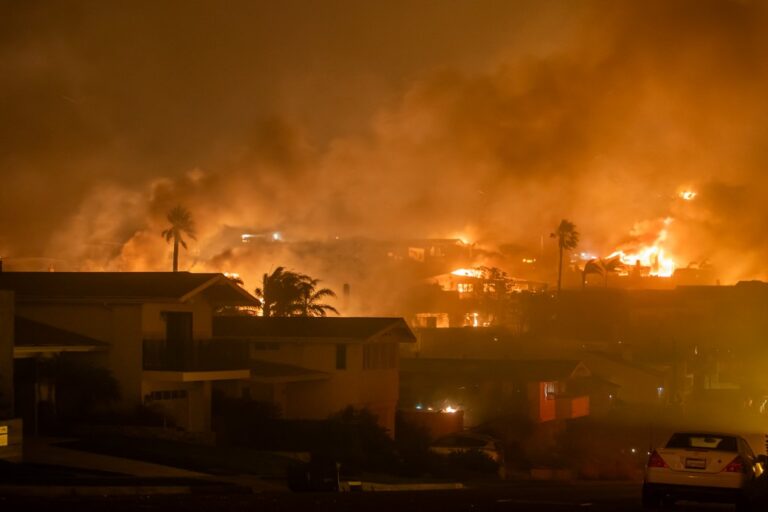 Incêndios deixam pelo menos dois mortos em Los Angeles